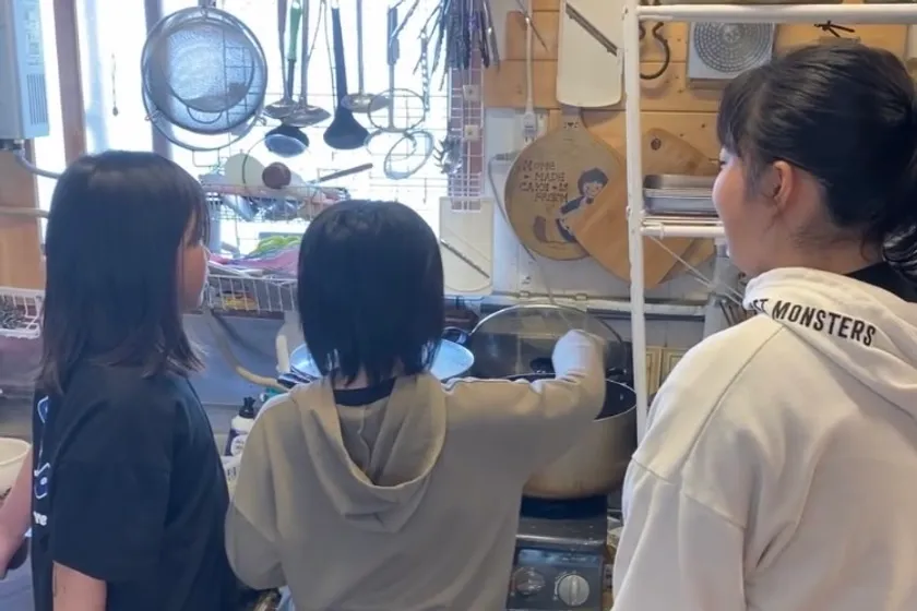 調理をする子どもたち