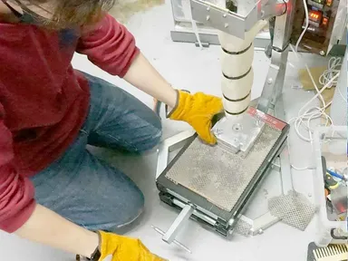 ハンドルを押し下げて溶解したPPを金型に注入