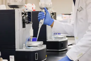 特殊な機器や、検査技術の手により血液の検体処理が行われる