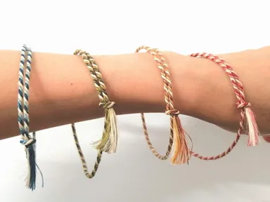 草木染めのからむし繊維を綯う　草縄腕輪づくり