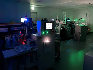 夜間に稼働する印刷設備(無人運転中の様子)