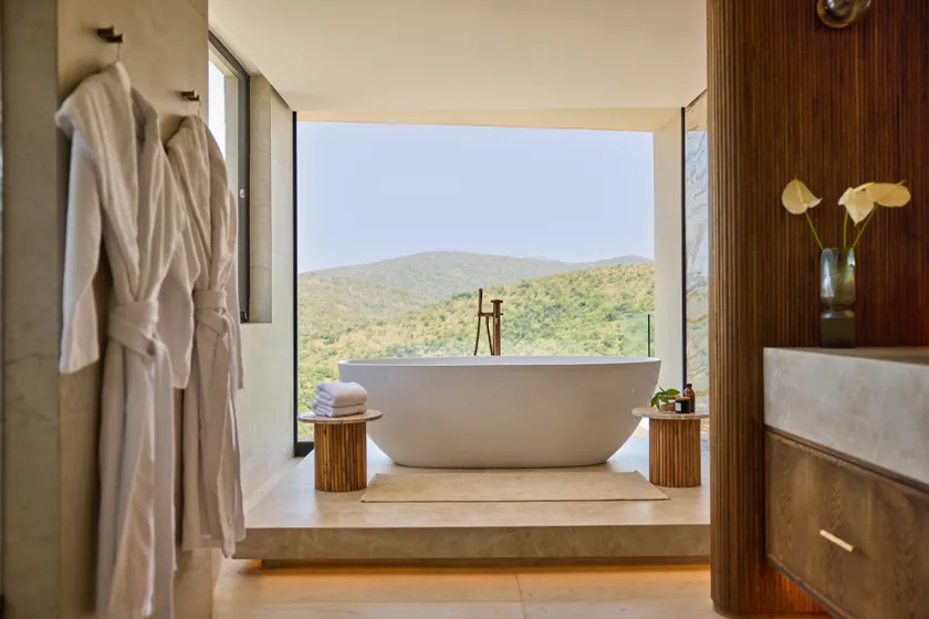 ジュメイラ・タンダ・サファリ ロイヤル・レジデンス メインバスルーム(c)Hywell Waters