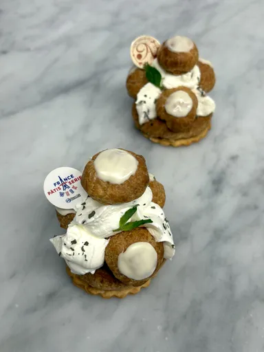 「パティスリー サロン・ドゥ・テ アミティエ 神楽坂」の「サントノレ・バジリク」プティガトー 720円