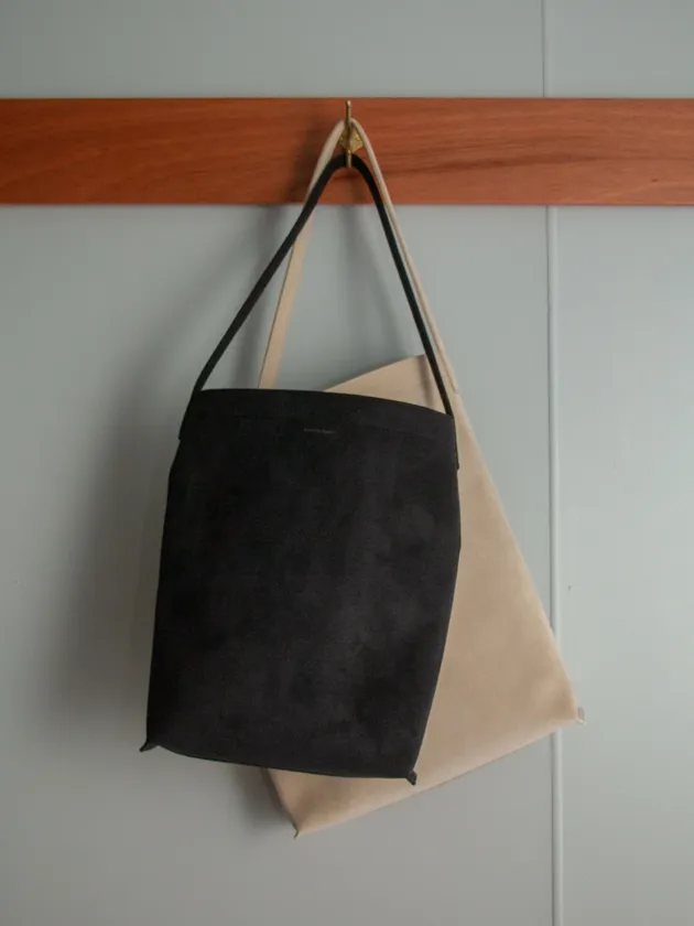 (前)Mサイズ ブラック (後)Lサイズ ベージュ