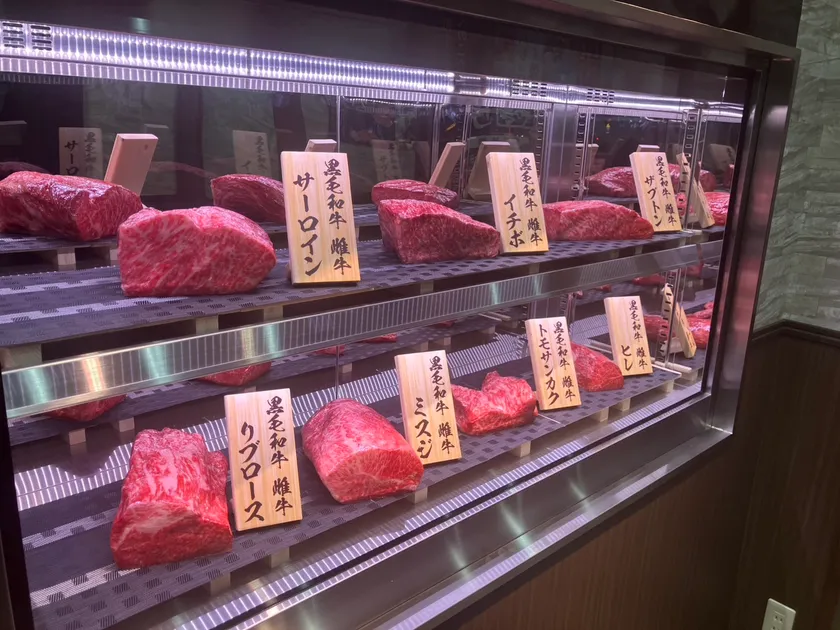 入口にはお肉がずらりと