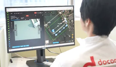 【東京の事務所から遠隔操縦する様子】