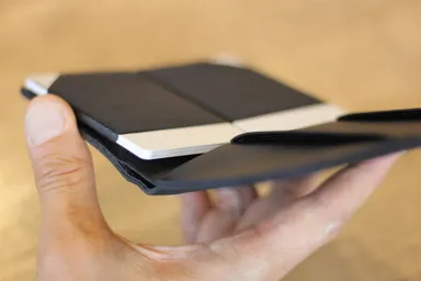 ツインカードスロットで極限まで薄く