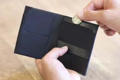 ツインコインポケットで厚さを分散