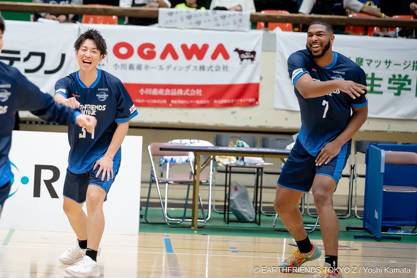 ホームゲームの会場に掲出された小川グループのバナーと選手