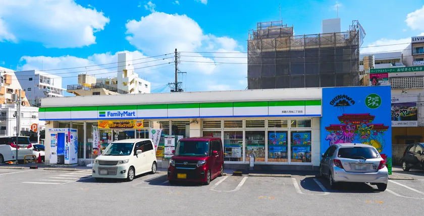 画像は「那覇久茂地二丁目店」の外観。オーストラリアの人気アーティスト「モルガ(MULGA)」コラボ商品など、沖縄ファミリーマート独自ラインナップが展開されている。