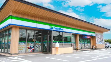 画像は「コザ運動公園店」の外観。沖縄ファミリーマート独自の琉球ゴールデンキングスのコラボ商品など、沖縄ファミリーマート独自ラインナップが展開されている