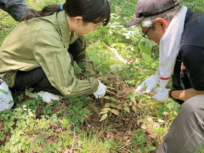 ご息女と共に黒森漆を視察する十時氏