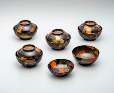 扇面散漆絵蒔絵煮物椀　MIHO MUSEUM蔵　撮影：山崎兼慈