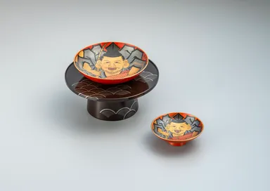 恵比須漆絵蒔絵盃・青海波文蒔絵盃台　白鹿記念酒造博物館蔵　撮影：山崎兼慈