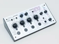 三人称オリジナル・デザインのフェイスプレートを装着した「BRIDGE CAST」