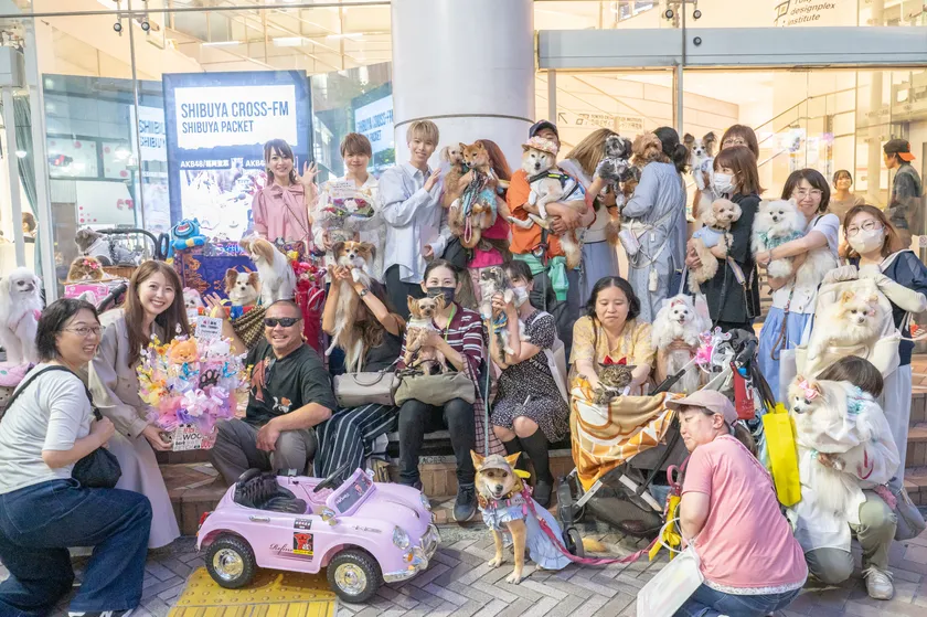 スタジオ前での集合撮影