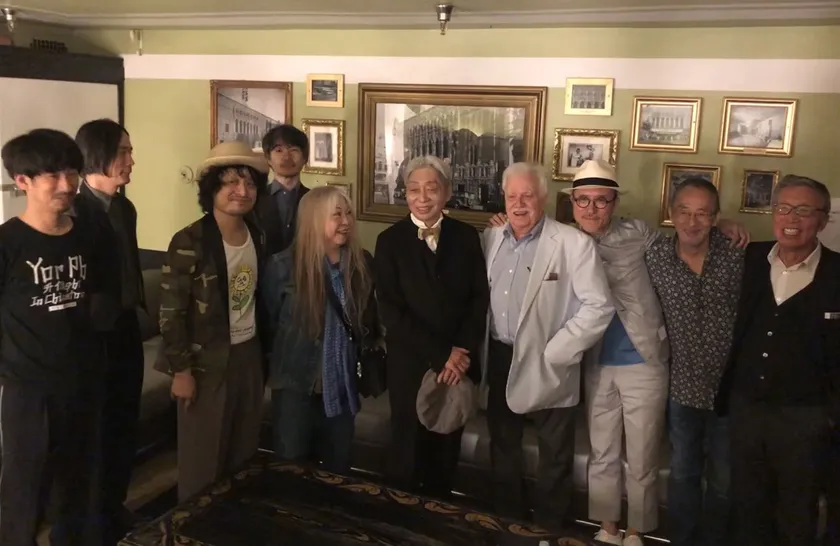 細野晴臣LA公演の楽屋(2019)~左から3人目が高田漣、6人目が細野晴臣、7人目がヴァン・ダイク・パークス