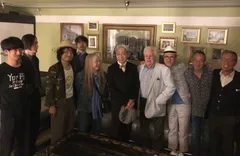 細野晴臣LA公演の楽屋(2019)～左から3人目が高田漣、6人目が細野晴臣、7人目がヴァン・ダイク・パークス