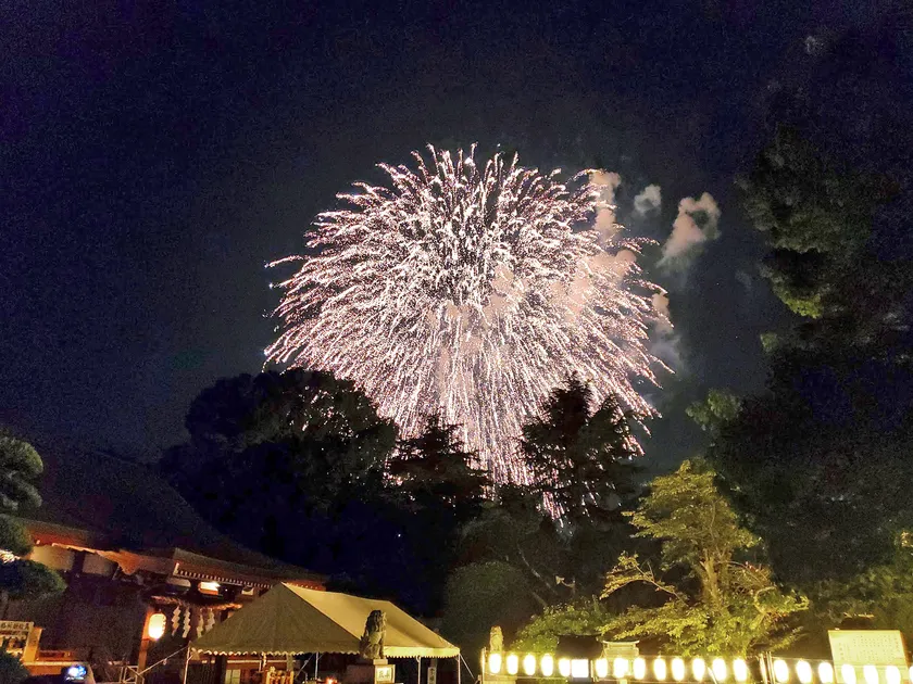 お盆の夜空を彩る慰霊花火1