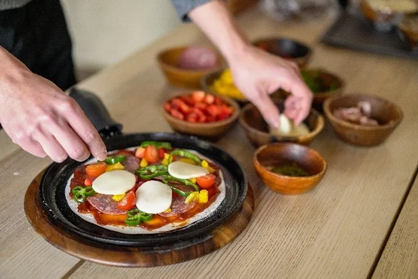 窯で焼く手作りピザ体験のワークショップも実施中