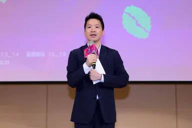 総統府副秘書長の何志偉氏