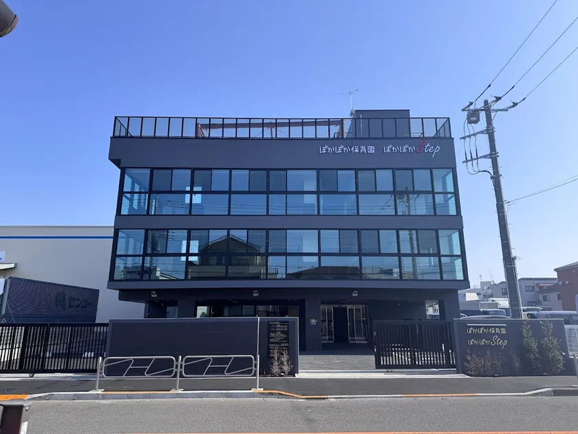 保育園には見えない外観。1階の左側がカフェ