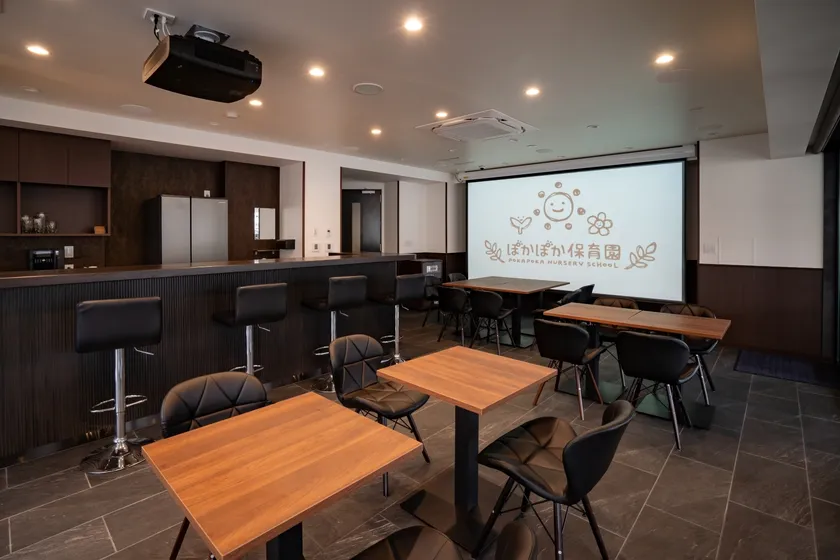 大型スクリーンもあるので利用の幅が広がります