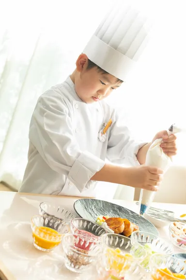 朝食のフレンチトーストをデコレーション