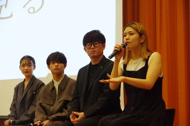 トークセッションで作品について語る脚本家の森野氏