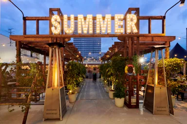 札幌PARCOの屋上出現する、西海岸リゾート風ビアガーデン