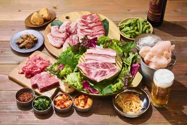 ムーガタ鍋 × サムギョプサル × 50種のドリンクで夏を満喫