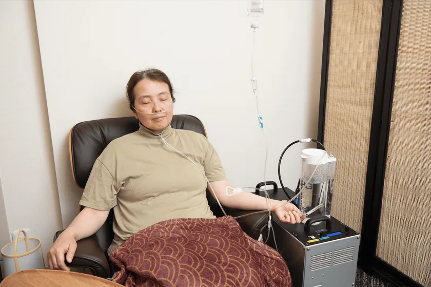 たった20分で、点滴と水素吸入をダブルでチャージします(携帯を見るなど、時間を有効活用できます)