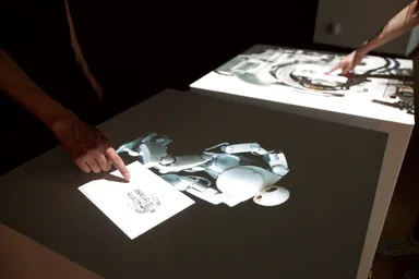 緒方壽人「ON THE FLY PAPER」 (c)hisato OGATA 協力：千葉工業大学