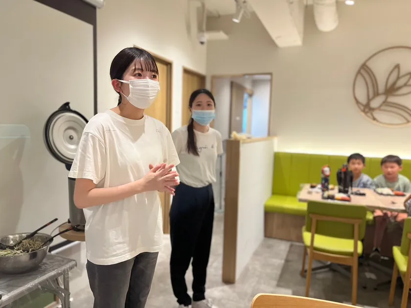 昨年の開催風景:管理栄養士が栄養についてゲーム形式で子供たちに出題している様子