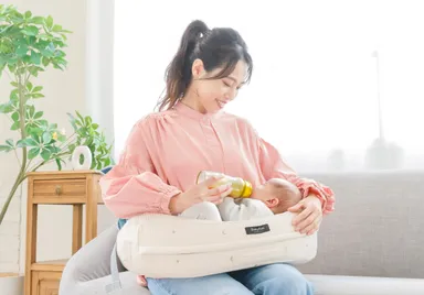 授乳時の負担を軽減する「べびくるナーシングピロー」も、プライムデーに合わせて40％OFFで登場