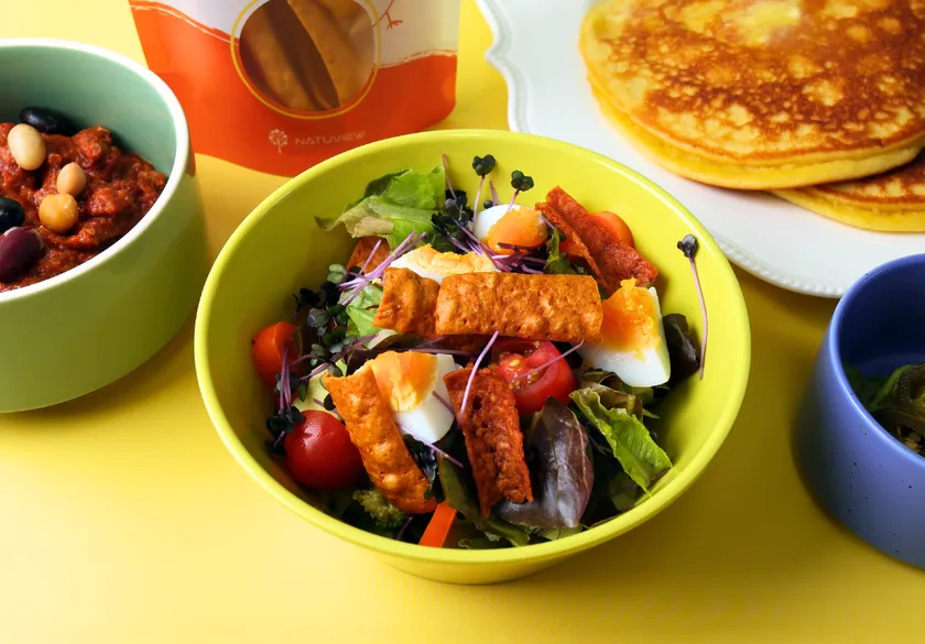 サラダにパリッとチップス。お肉の旨みでボリューム感UP!