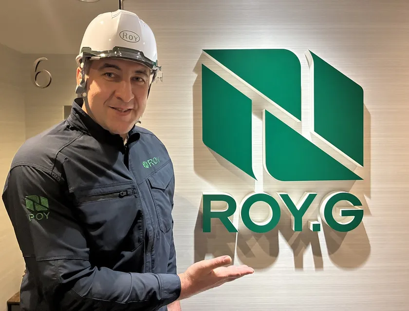 ROY株式会社のロゴと元大関・栃ノ心氏
