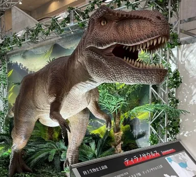 動く恐竜ロボット