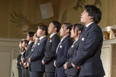 パフォーマンスをする若手社員