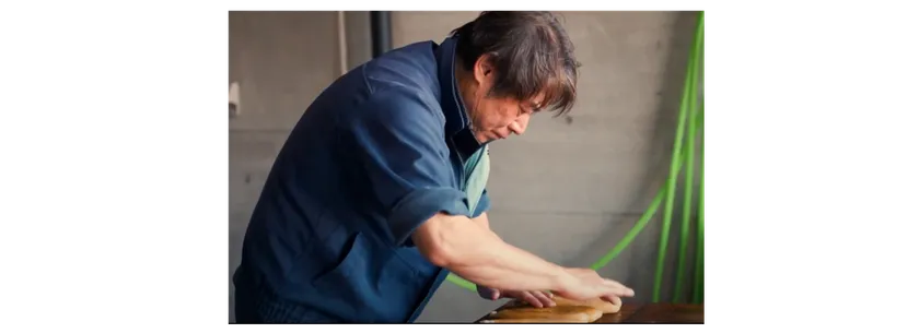 塩漬けしたからすみを一つずつ丁寧に塩出しする川崎代表