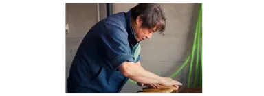 塩漬けしたからすみを一つずつ丁寧に塩出しする川崎代表