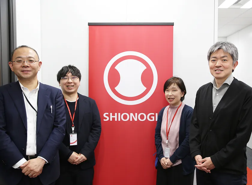 (左から)調達戦略グループ 高須様、井上様、南様、高見様