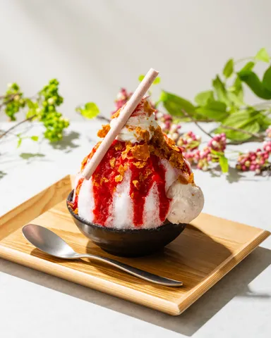 丹波いちごミルクかき氷 ～トンカの香りを添えて～