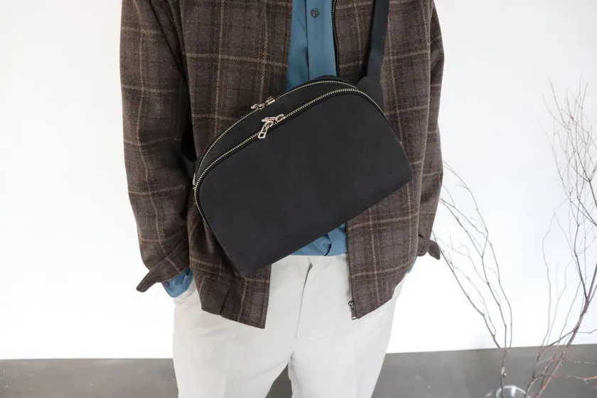 日常のコーデに溶け込むボディバッグ