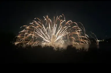 我孫子の名物「手賀沼花火大会」の水上花火