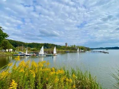 お天気の良い日はセーリングを楽しむ人々も
