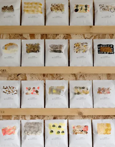 地域の障がい福祉事業所と作る「ART COFFEE」1点1点手描きでパッケージにアートが描かれている