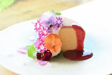 すももジャムを添えた花結いスフレチーズケーキ