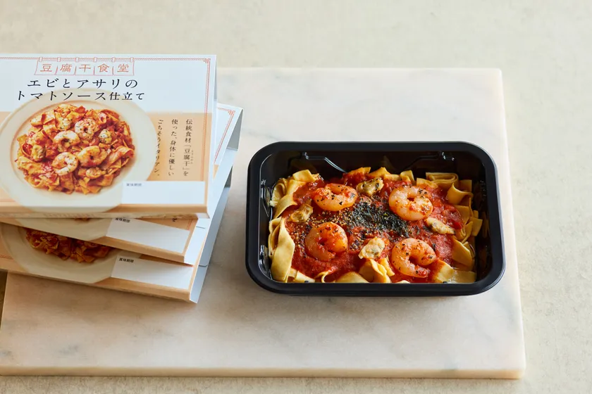 「エビとアサリのトマトソース仕立て」商品/トレー(内容)