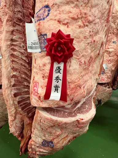 優秀賞の記章を付けた出品牛